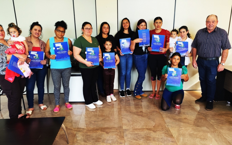 Administração entrega casas para famílias em situação de vulnerabilidade.