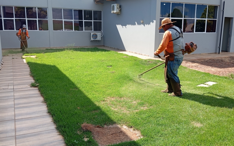 Limpeza de ruas e cuidados com prédios públicos.