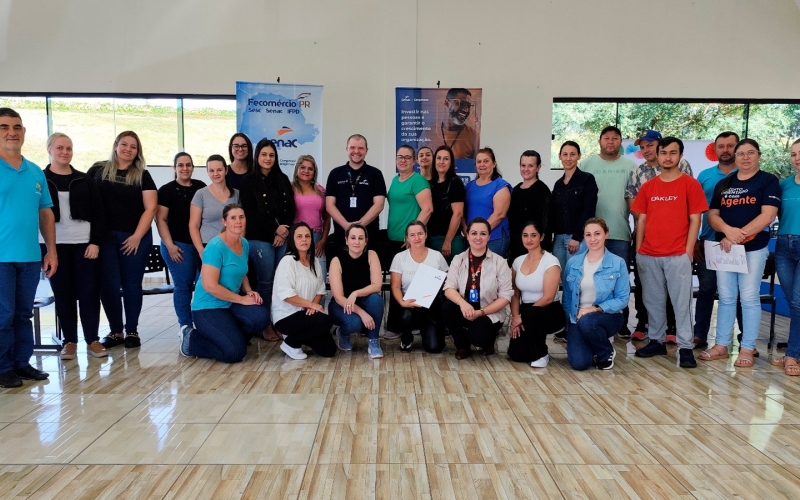 Servidores recebem curso na área de atendimento.